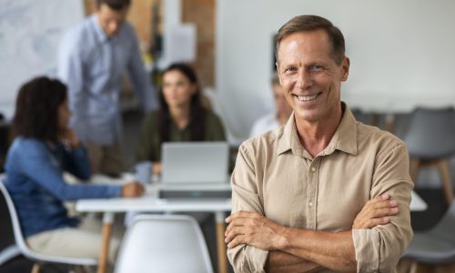 aproxime-se-de-uma-pessoa-sorridente-na-sala-de-conferencias